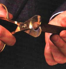 Cutting cigar cap with cigar scissors