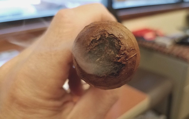 Asylum cigars guide Asylum 13 Corojo Cigar Review by Gary Korb cutting a big ring cigar