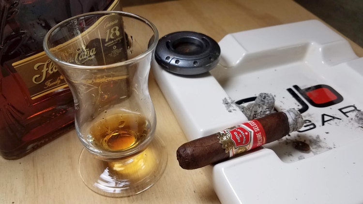 Hoyo de Monterrey Epicure Seleccion cigar and drink pairing