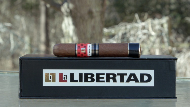 cigar advisor #nowsmoking cigar review villiger la libertad - setup shot of cigar resting on top of its box