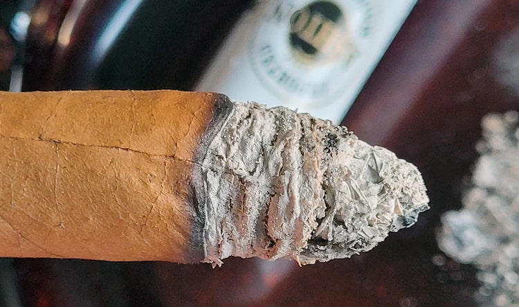 Ashton Classic Monarch cigar ash
