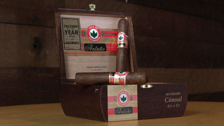 Joya de Nicaragua Antano 1970 cigars and box