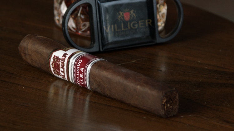Villiger Exclusivo USA cigar and cigar cutter