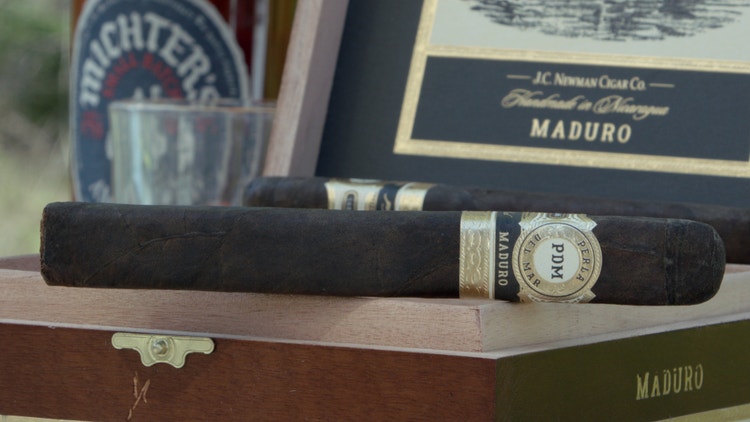 cigar advisor perla del mar maduro panel review - set up shot of cigar on its box