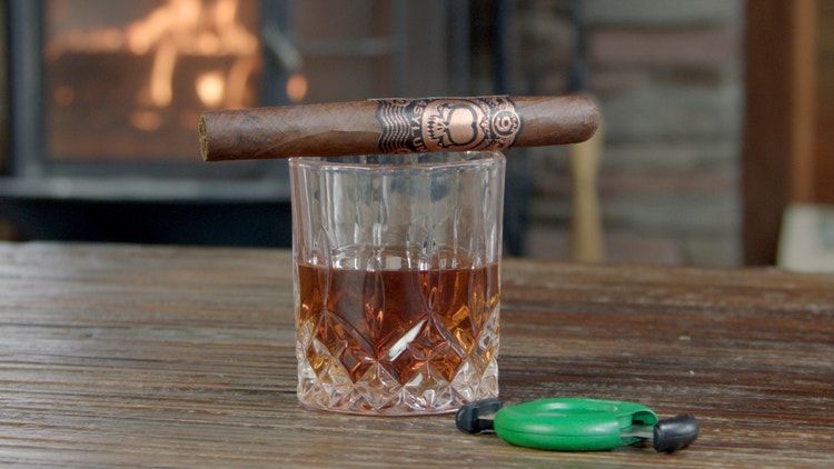 cigar advisor #nowsmoking review video of asylum nine 11/18 - cigar on whiskey glass