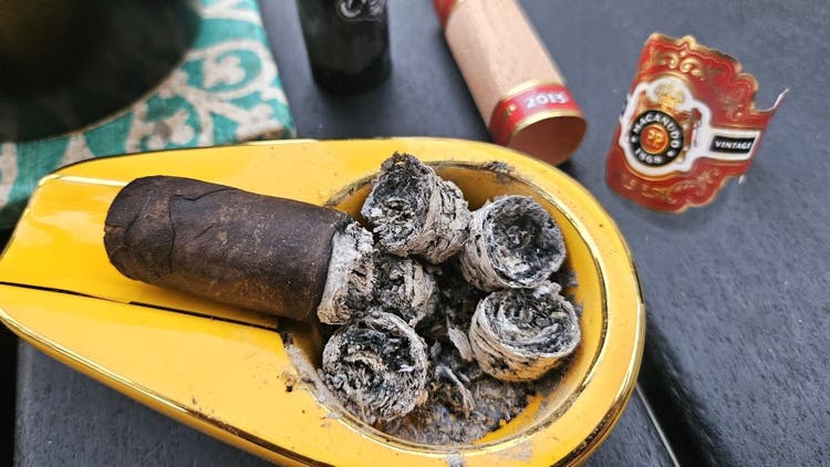 cigar advisor my weekend cigar review macanudo vintage maduro 2013 - cigar nub with ashes in ash tray