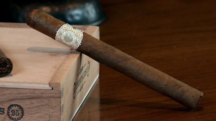 Warped Flor del Valle cristales cigar review cigar leaning up against the box