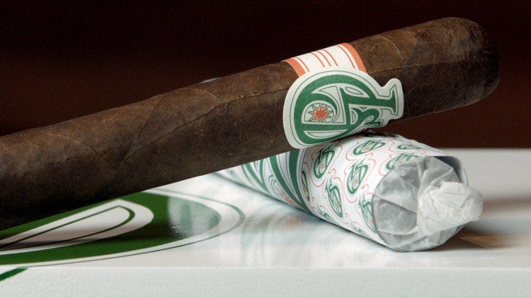 Cigar Advisor #nowsmoking cigar review Los Statos Deluxe cigars in paper wrapper sleeve