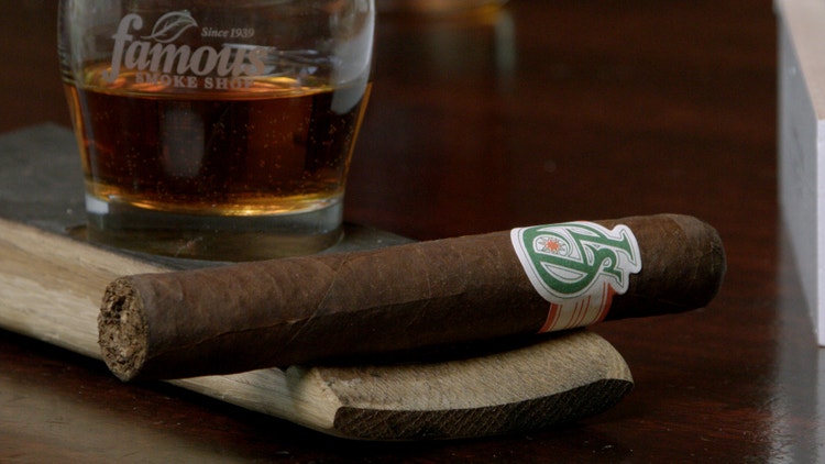 cigar advisor #nowsmoking cigar review Los Statos Deluxe - setup shot of cigars with drink in background
