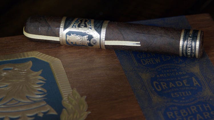cigar advisor #nowsmoking cigar review - drew estate liga undercrown 10 setup shot with closeup of cigar on box