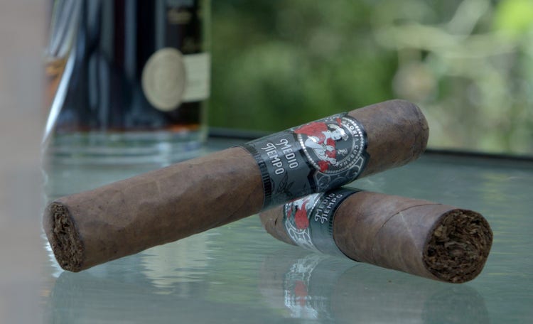 la gloria cubana medio tiempo robusto cigar review cigar laying on top of another one