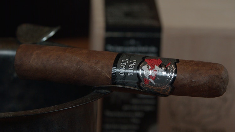 la gloria cubana medio tiempo robusto cigar review cigar sitting in ashtray