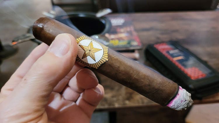 cigar advisor #nowsmoking cigar review dunbarton stillwell star holiday y2022 - by gary korb 1