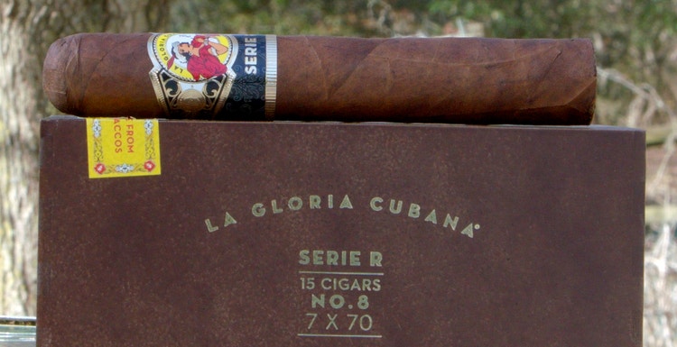cigar advisor #nowsmoking cigar review of la gloria cubana serie r no. 8 (7" x 70) - closeup of cigar on box