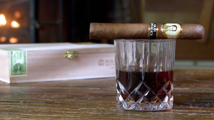 cigar advisor my weekend cigar review bolivar gran republica - setup shot of cigar on a rocks glass of whisky