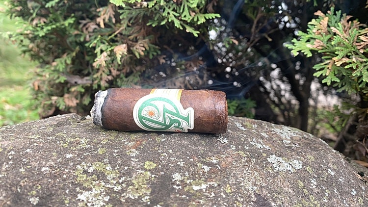 Cigar Advisor #nowsmoking cigar review Los Statos Deluxe review part 3 cigar on stone ashtray