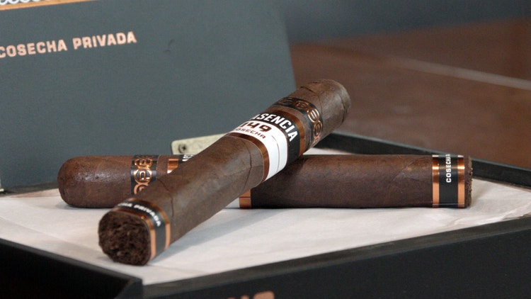 cigar advisor #nowsmoking cigar review plasencia cosecha 149 - setup shot of cigars on top of box