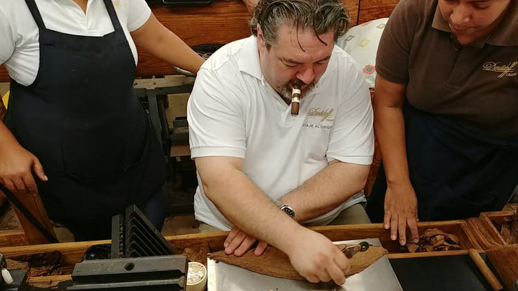 cigar advisor how long it takes to make a cigar - john pullo rolling a cigar at the davidoff factory