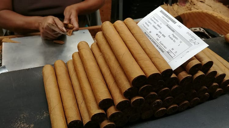 eladio diaz davidoff cigars davidoff 6000 rolling table