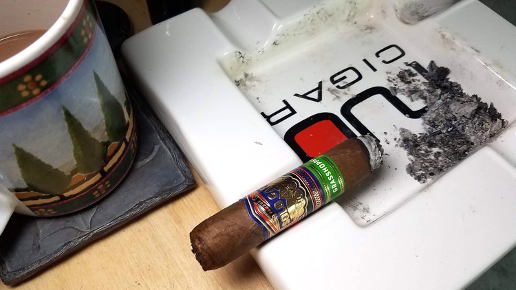 Solo Cafe grasshopper cigar review - smoking the cigar