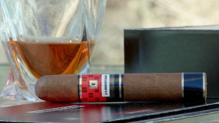 cigar advisor #nowsmoking cigar review villiger la libertad - cigar resting in front of a whiskey glass and its box