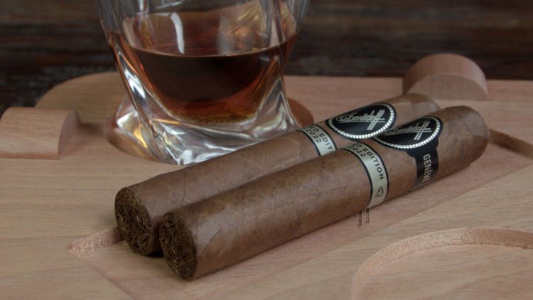 cigar advisor #nowsmoking cigar review davidoff limited edition 2022 - setup shot with the cigars resting on the lid of the box, which doubles as an ashtray/drink holder
