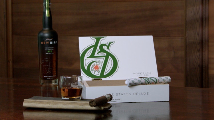 Cigar Advisor #nowsmoking Cigar Review Los Statos Delux cigar and drink pairing - image of cigars, cigar box, rye bourbon