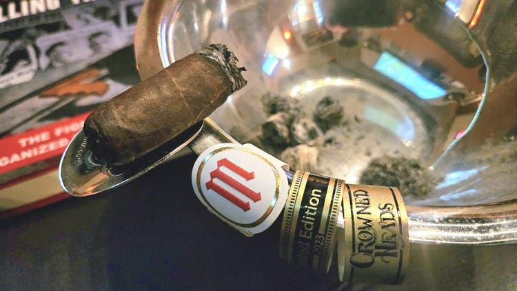 cigar advisor my weekend cigar crowned heads mil dias marranitos 2023 - nub with bands and ash on a decorative ashtray