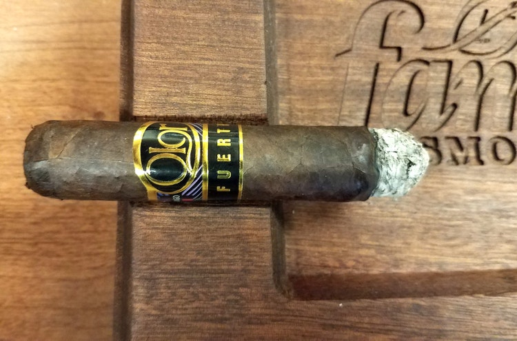 #nowsmoking Apr 10 2019 olor fuerte cigar review Robusto by Gary Korb
