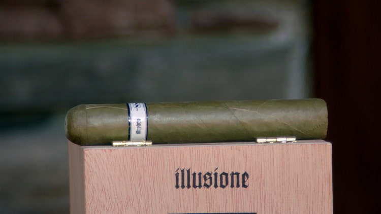 Illusione 88 candela robusto cigar and box
