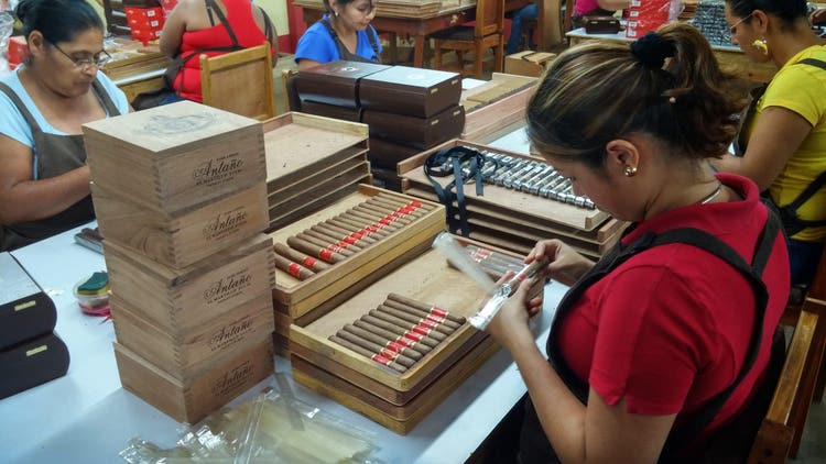 joya de nicaragua cigars guide jdn joya cigar bands at JdN factory
