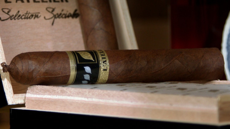 L'Atelier LAT54 Selection Speciale cigar review single cigar and box