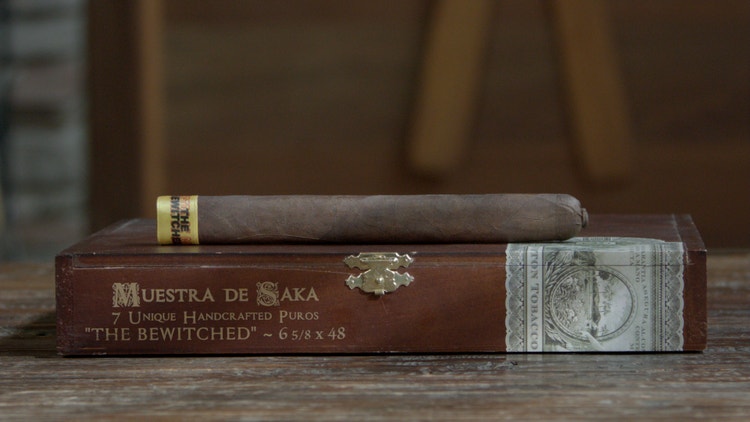 cigar advisor #nowsmoking cigar review muestra de saka the bewitched - setup shot of cigar resting on its box