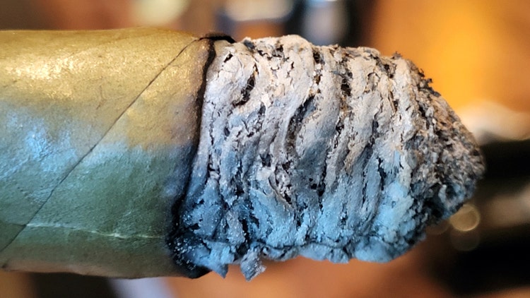 Illusione 88 candela robusto cigar ash