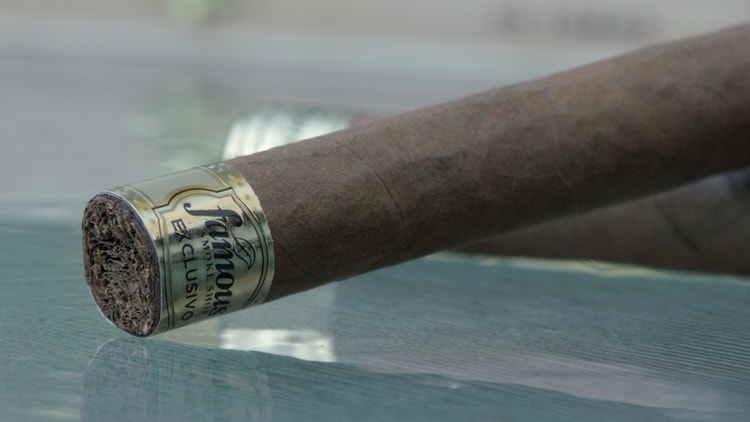 #nowsmoking cigar advisor review hvc serie a exclusivo toro close up of foot band