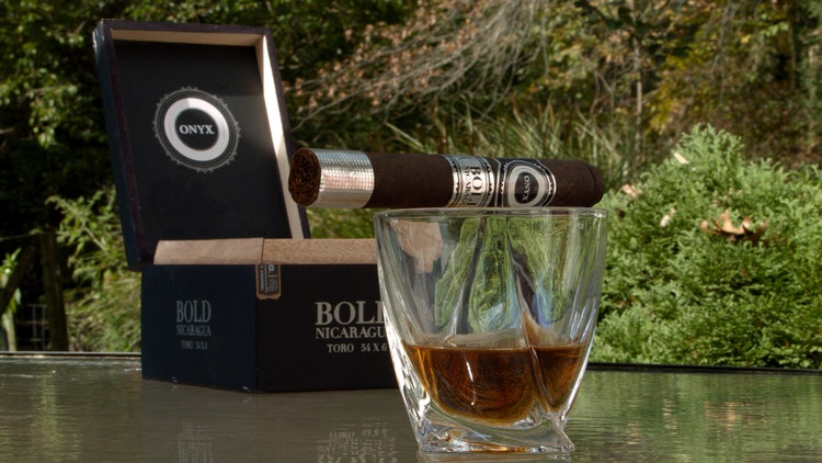 Onyx Bold Nicaragua cigar and whiskey and box