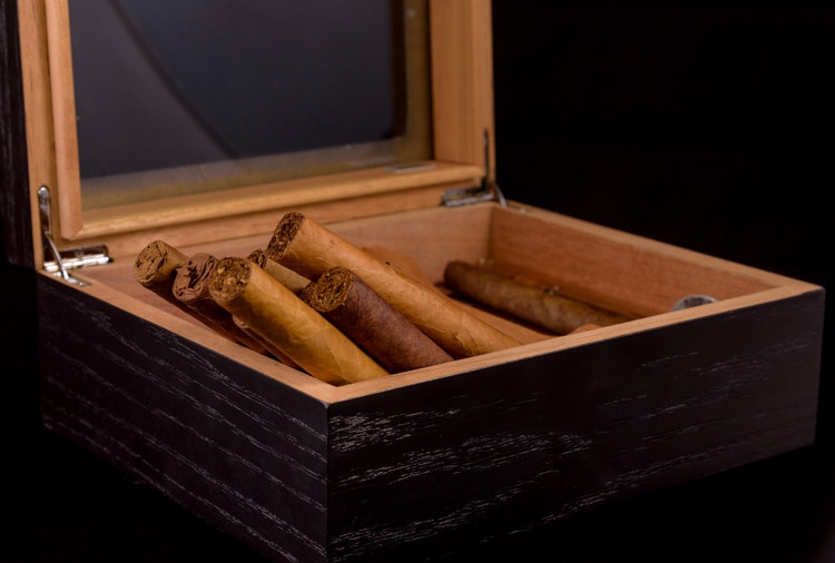 cigar advisor best glass top humidor guide - cigars sitting inside a glass top humidor